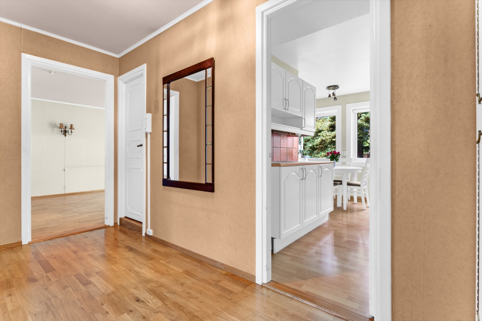 Leiligheten har panel og tapet/strie på vegger. Gulv er belagt med teppe på hovedsoverom og laminatgulv på kjøkken, ellers 3-stavs parkett. Galleribilde