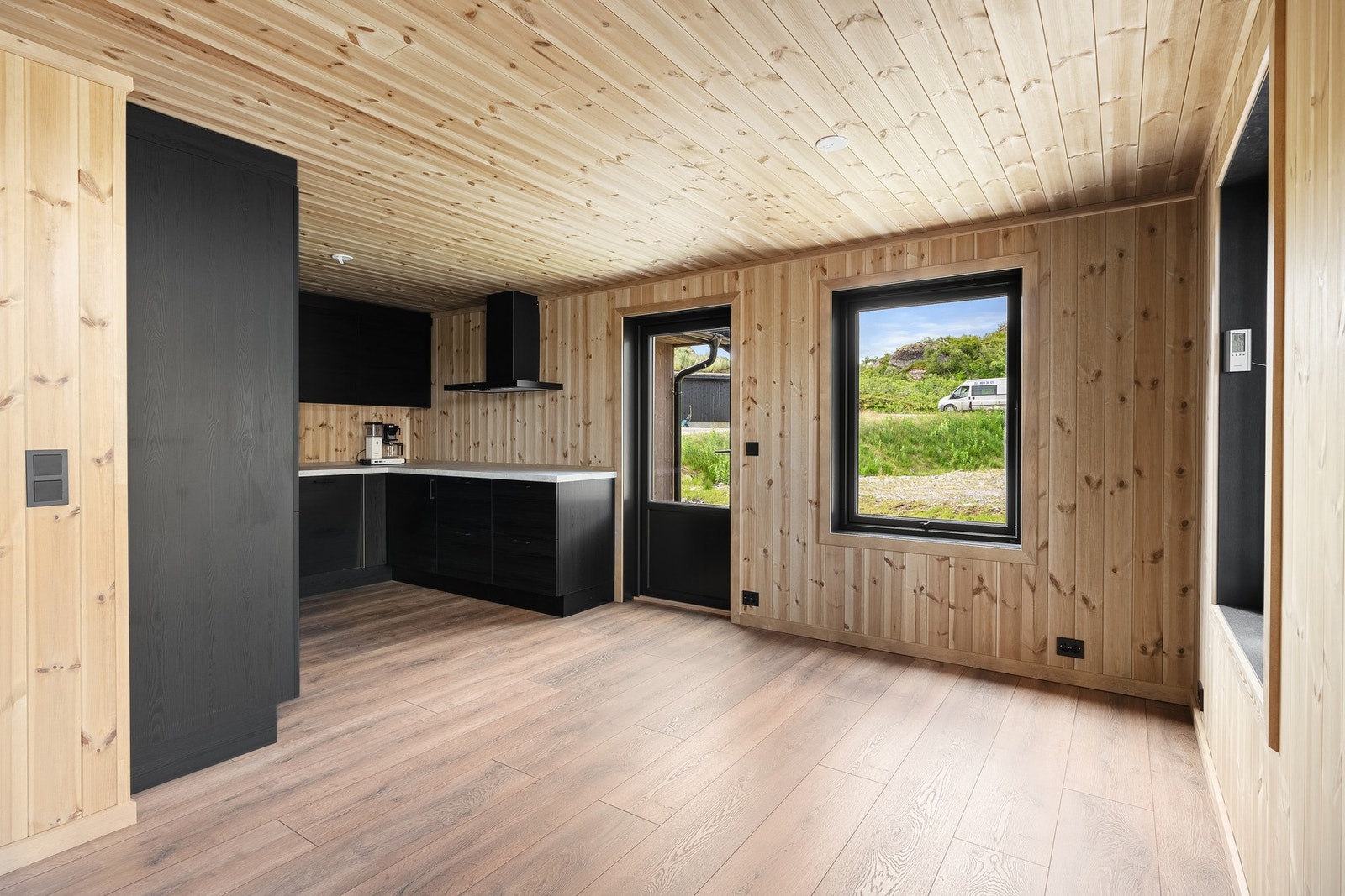 Ved kjøkken er det verandadør med utgang til en stor og flott platting Galleribilde