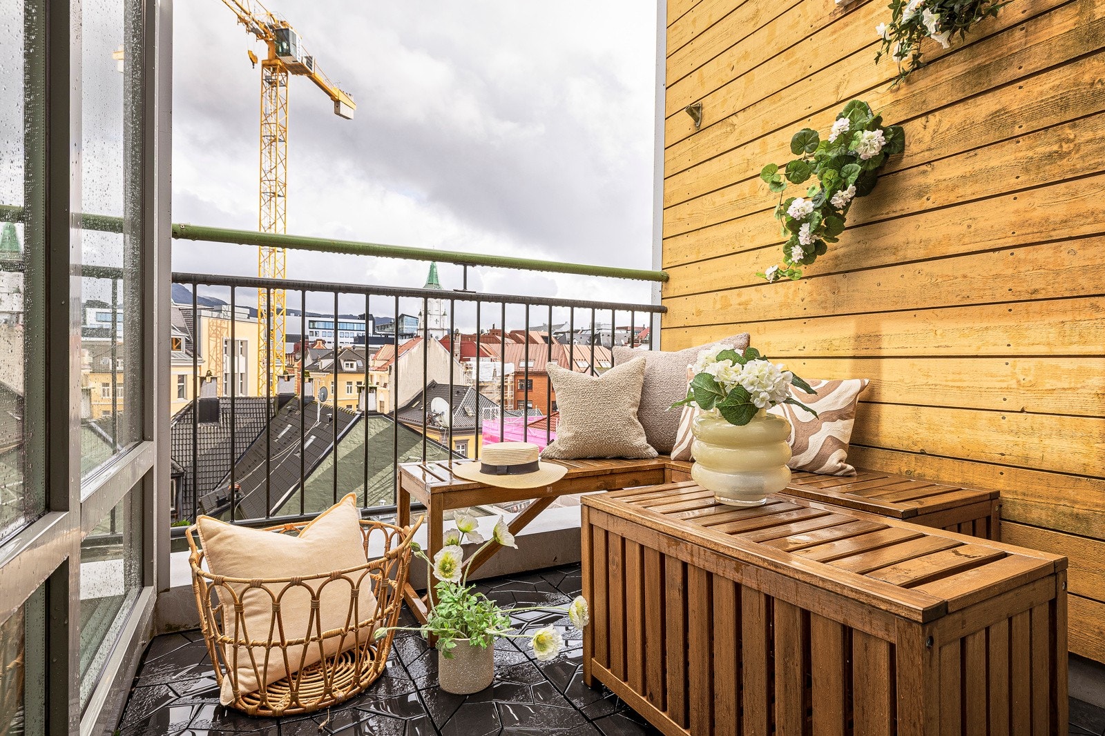 - Fra balkongen har du utsikt til 3 av Bergens 7 fjell i tillegg til gode solforhold - Galleribilde