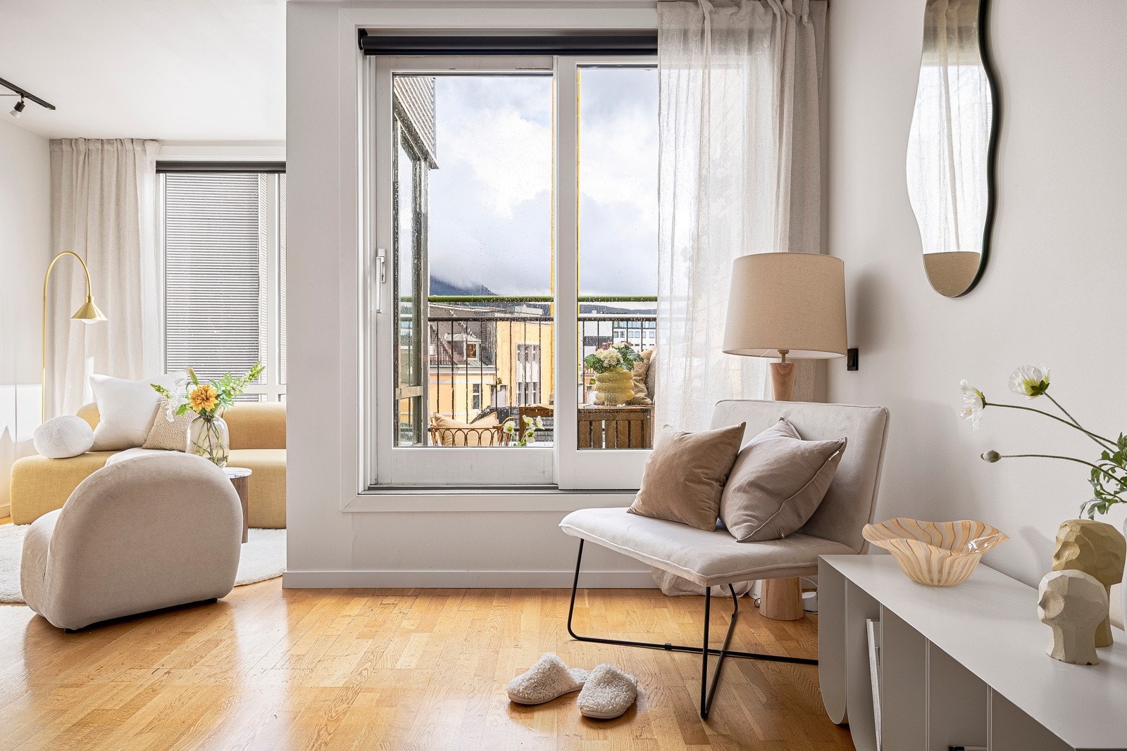 - Fra stuen er det utgang til en hyggelig altan på ca. 3 m² - Galleribilde