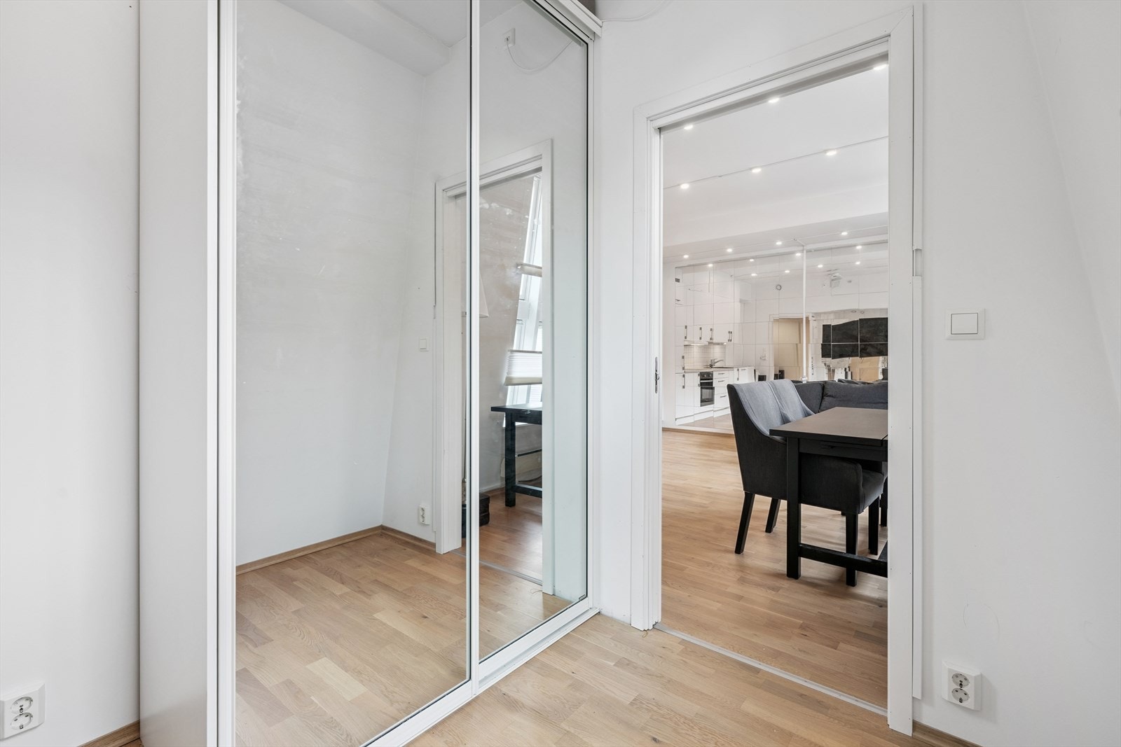 Det er skyvedørsgarderobe på soverommet Galleribilde