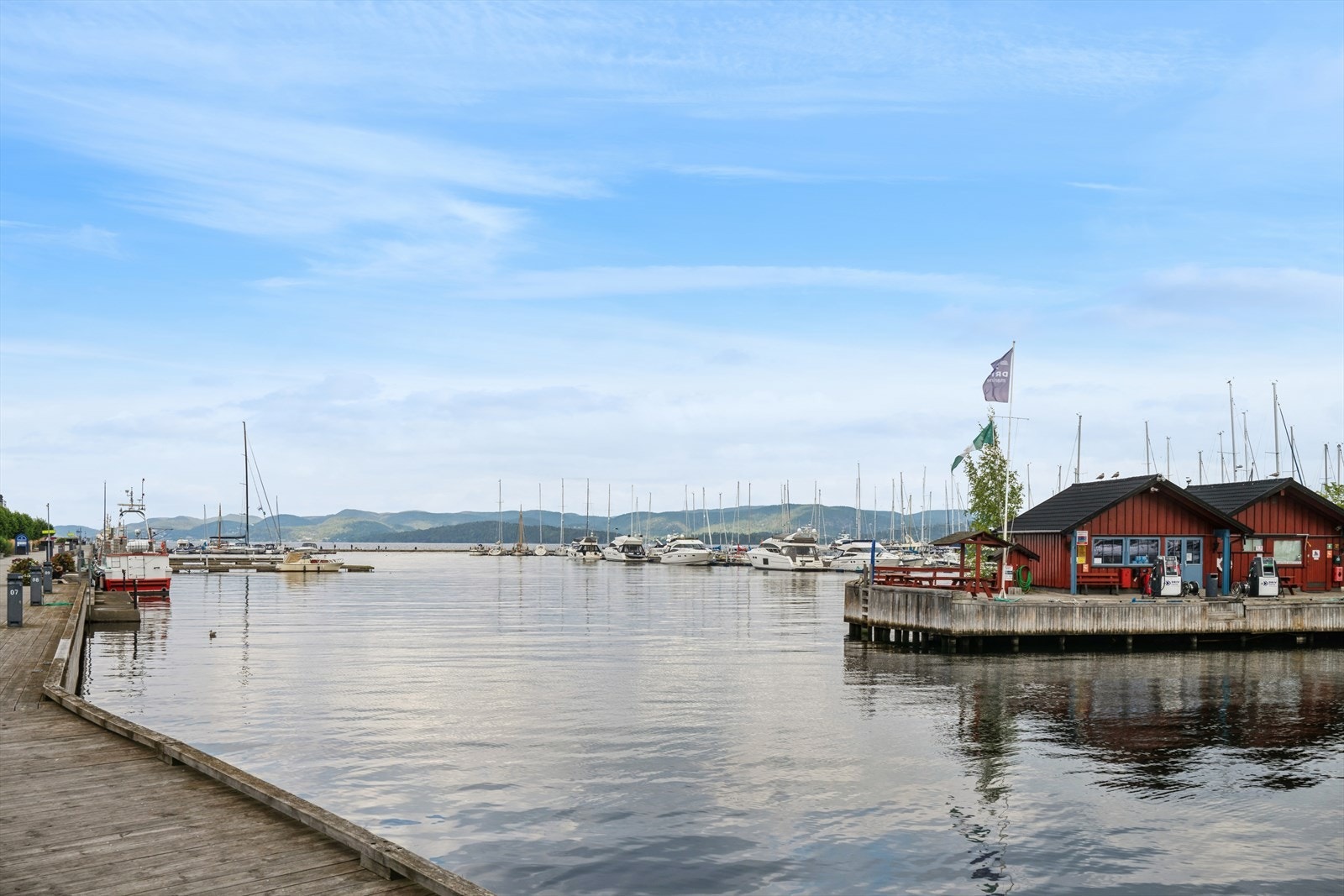 Rett nedenfor leiligheten er det båthavn og hyggelig havnepromenade Galleribilde