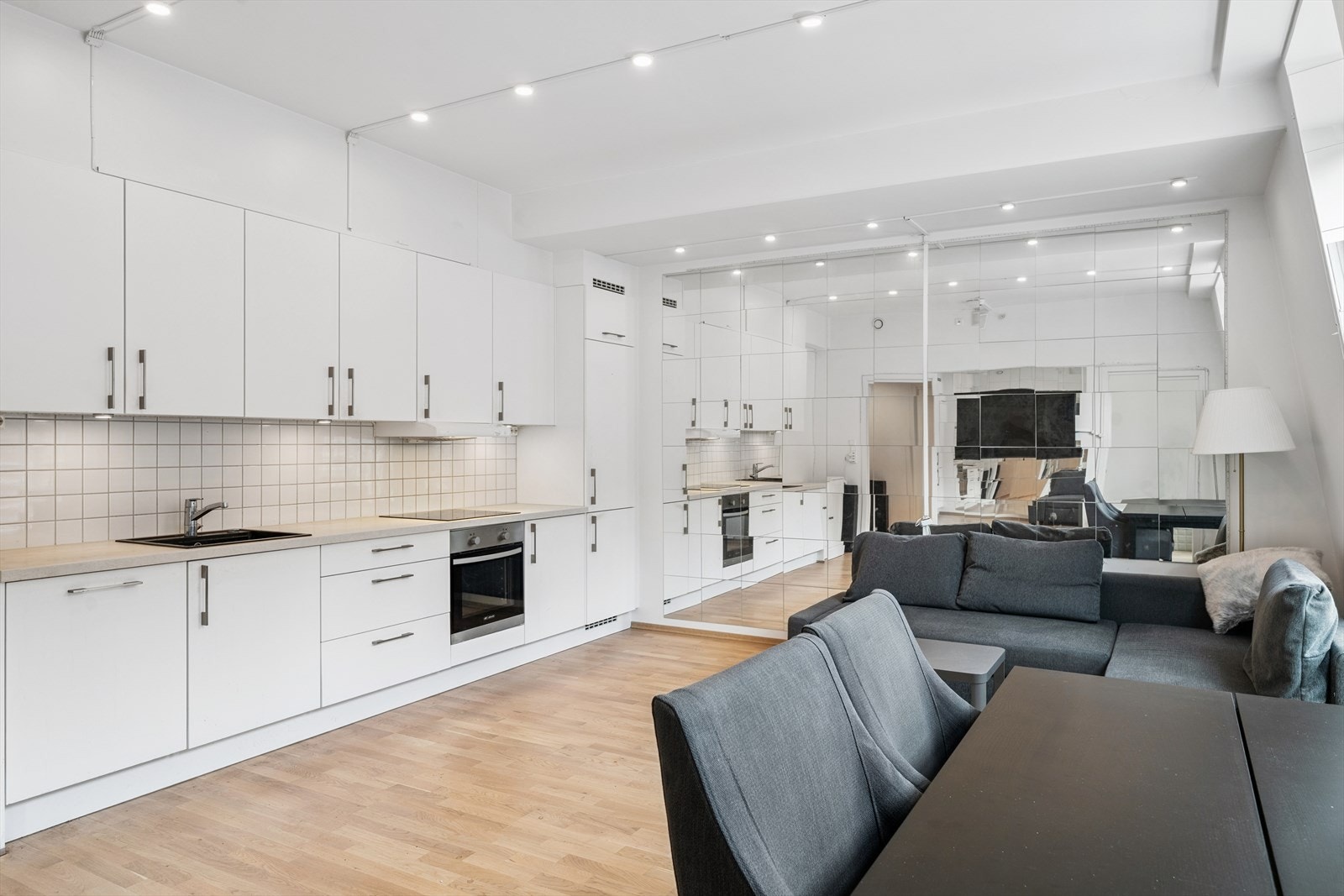 Pen kjøkken med integrerte hvitevarer Galleribilde