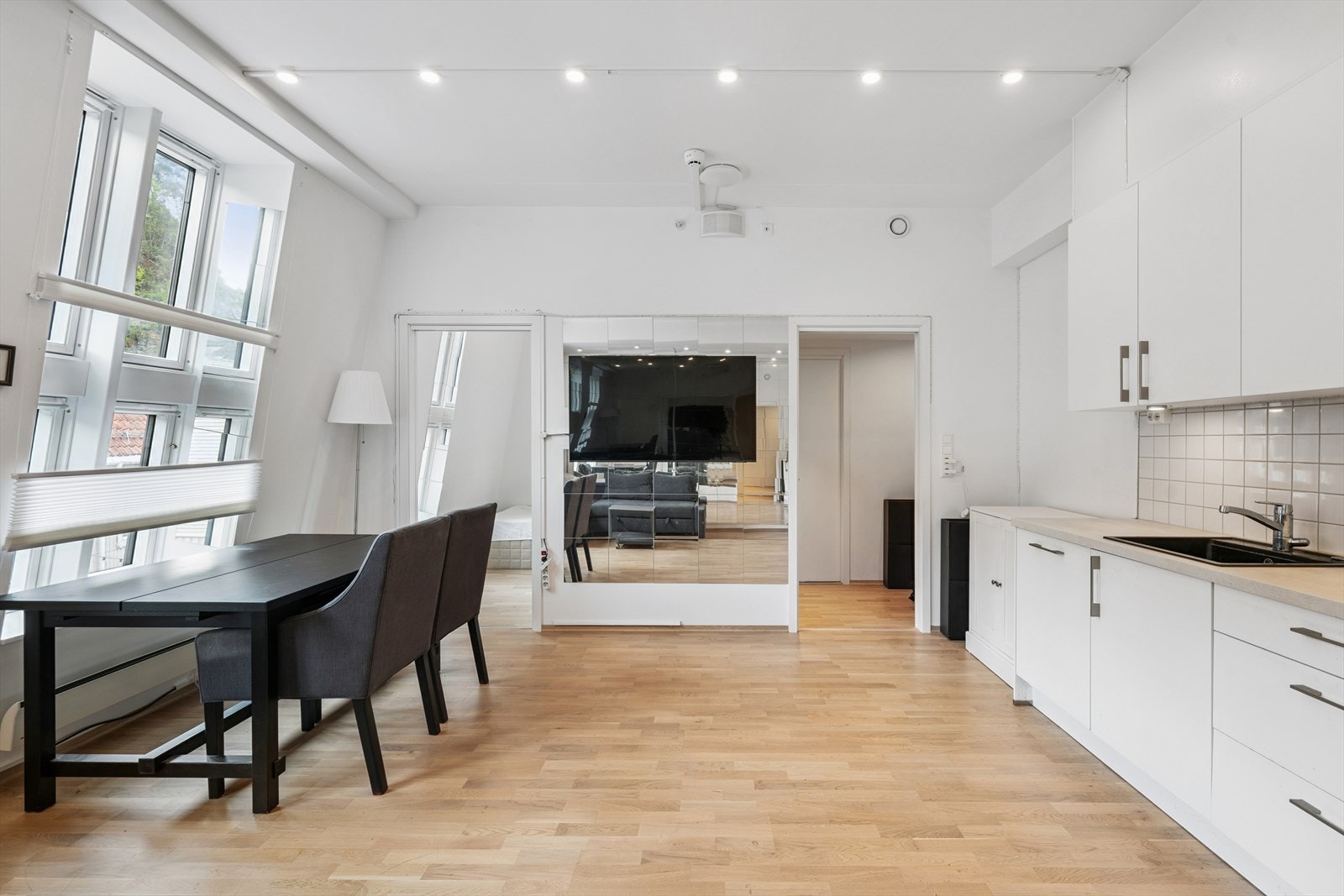 Stue og kjøkken er i åpen løsning Galleribilde