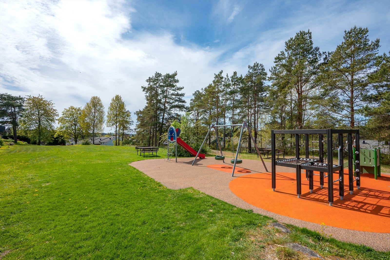 Rett ved boligen er det lekeområde for barna og sittegrupper for de voksne - en god mulighet til å være aktiv og sosial. Galleribilde