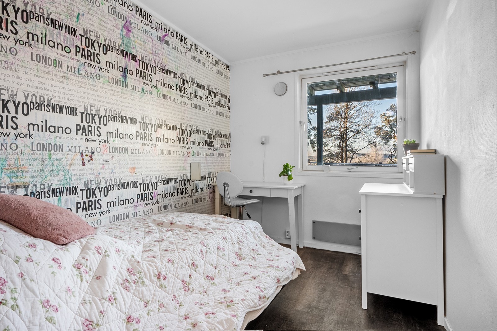 Boligen har to soverom i underetasjen, begge vestvendte med utsyn mot egen terrasse og åpent grøntområde. Galleribilde