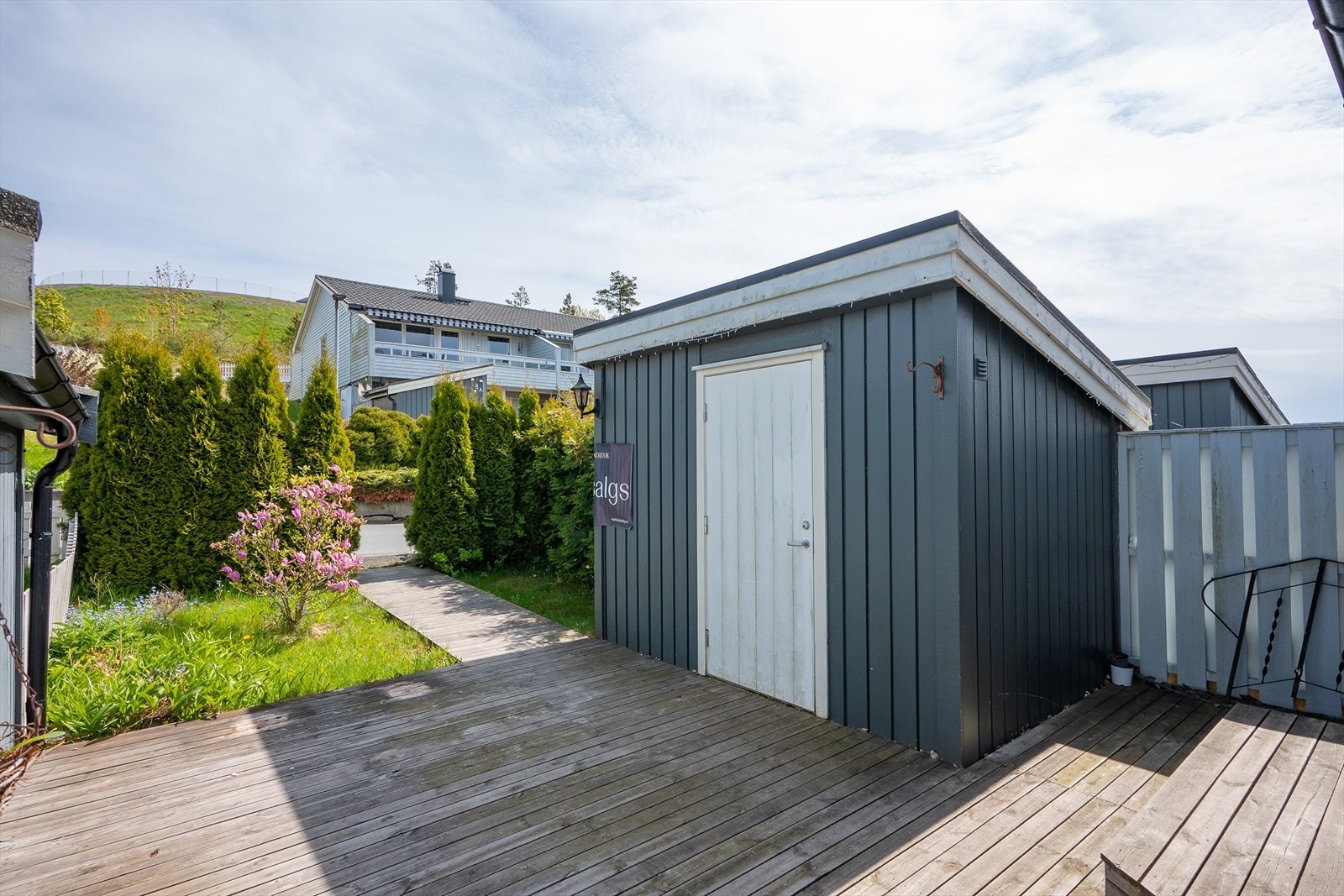 En praktisk utvendig bod på 6 kvm med gode lagringsmuligheter. Galleribilde