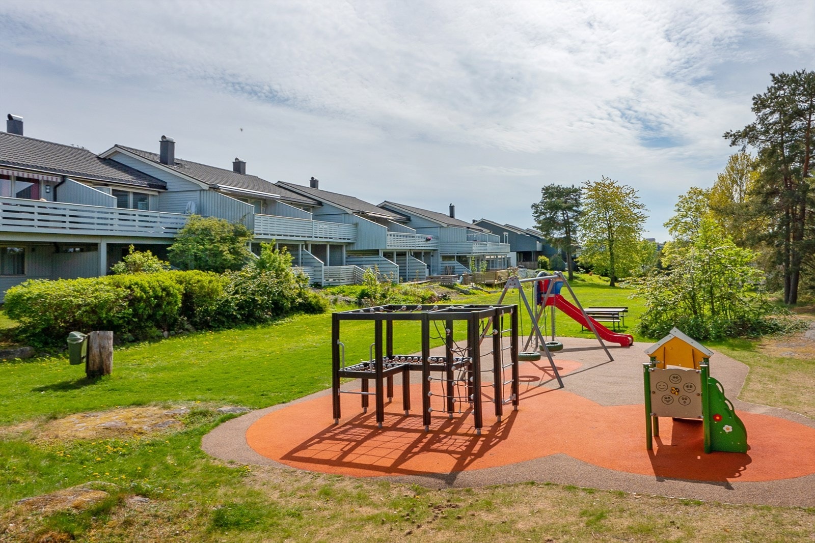 På utsiden av terrasse er det busker og beplantning som skjermer, samt en liten trapp ned som gir enkel tilgang til felles grøntområde. Galleribilde