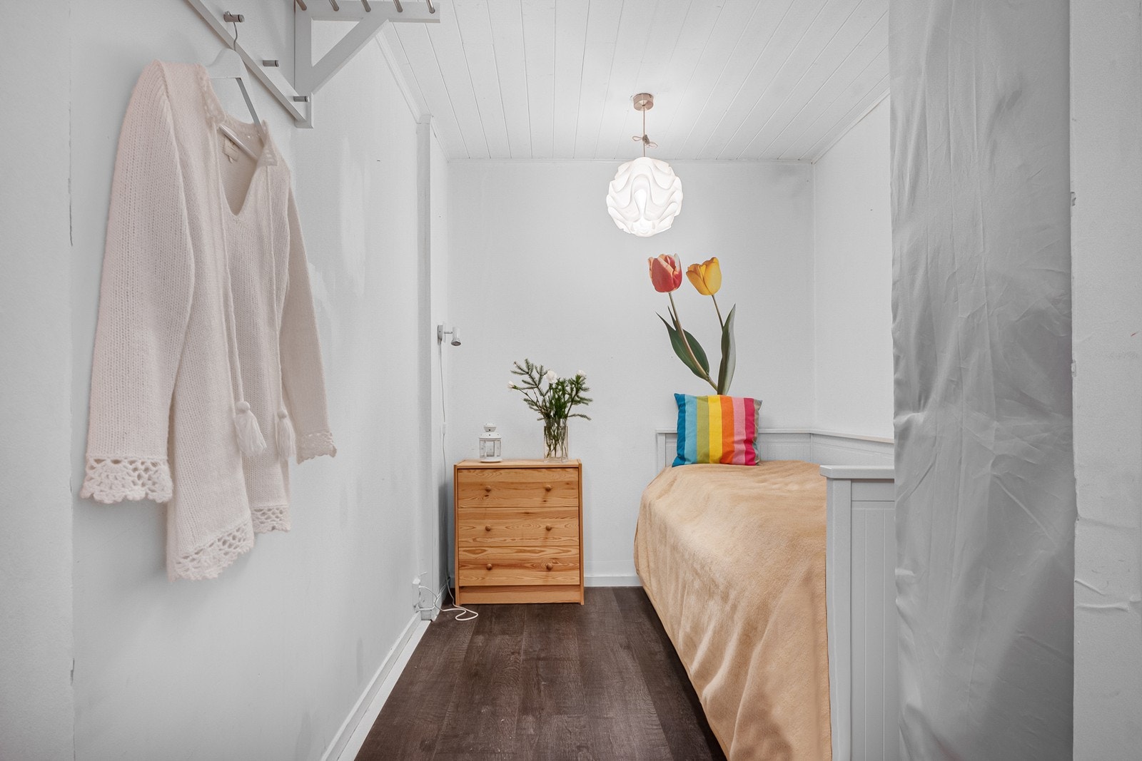 I underetasjen er det innredet en sovealkove med åpen løsning mot trapperommet. Rommet er ikke godkjent for varig opphold. Galleribilde