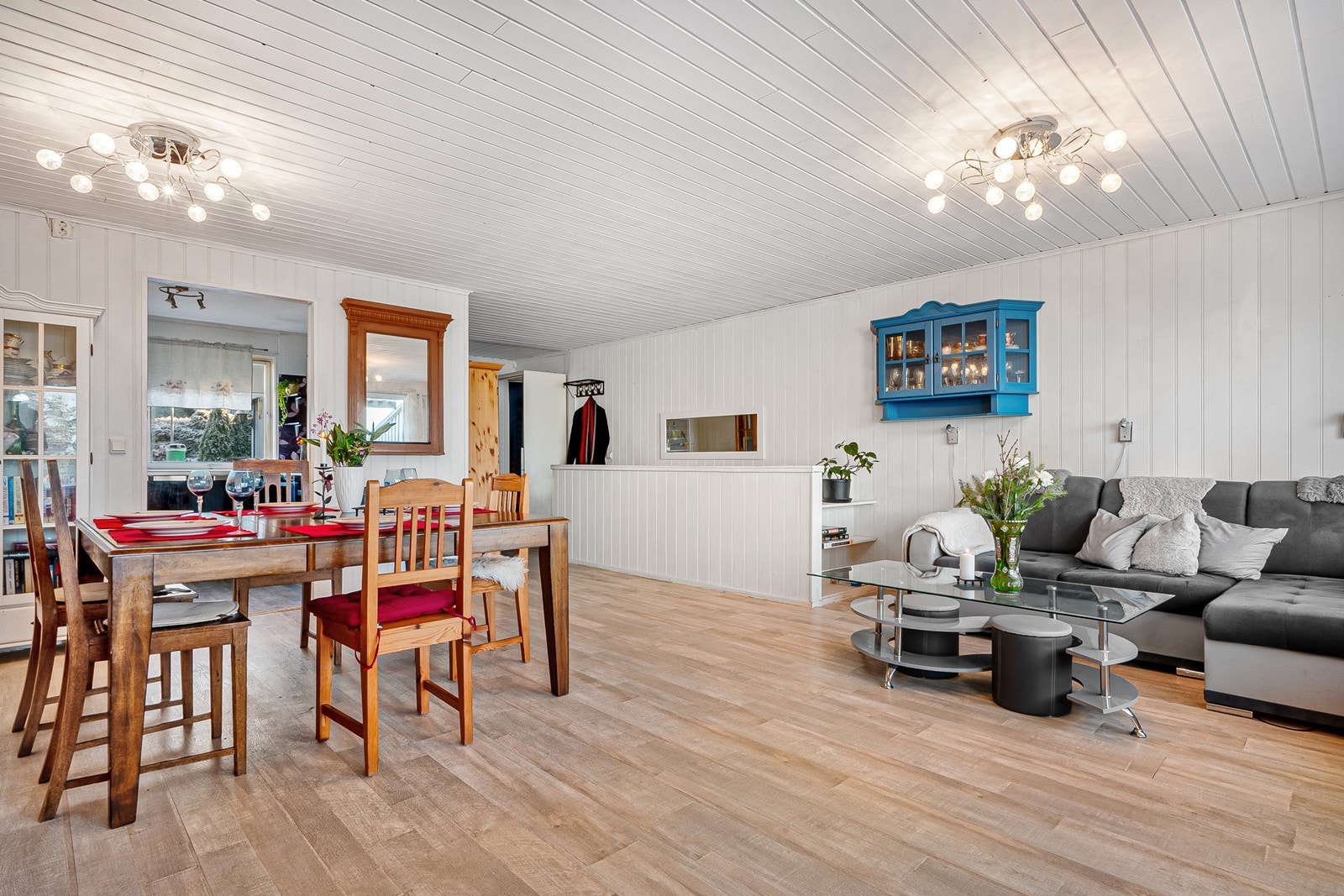 Stuen er lys og innbydende med god størrelse og plass til både spisestue og sofaløsning. Galleribilde