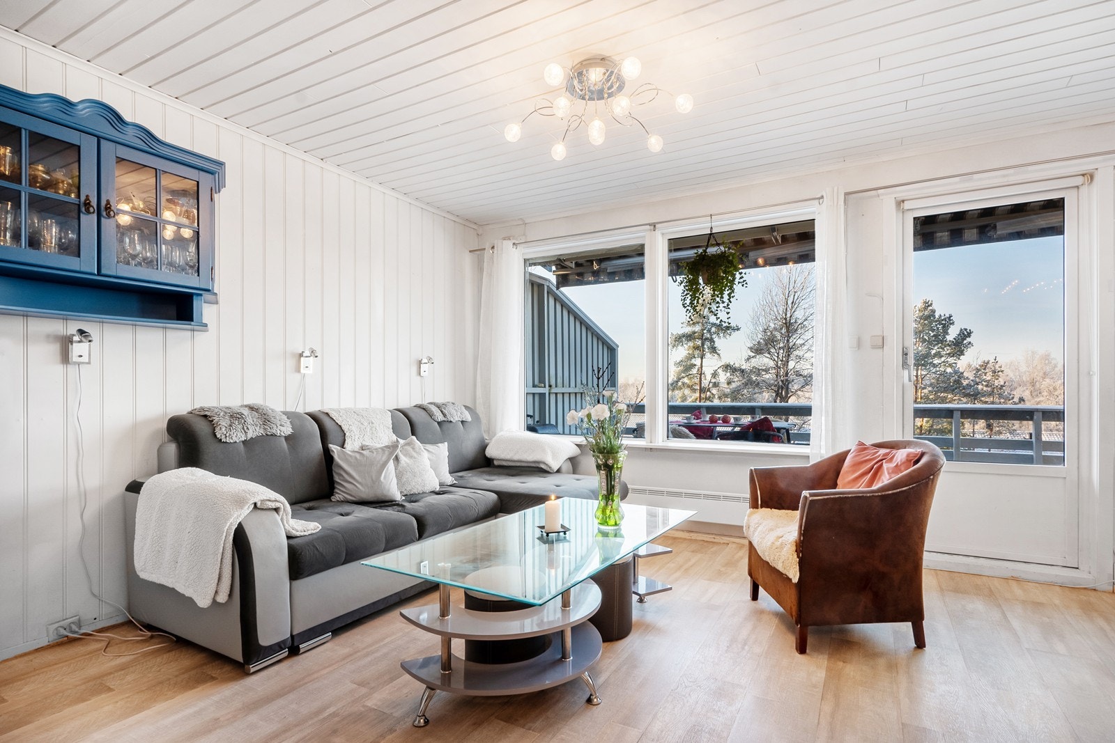Store vindusflater gir rikelig med naturlig lys og herfra er det verandadør til uteplass på 14 kvm. Galleribilde