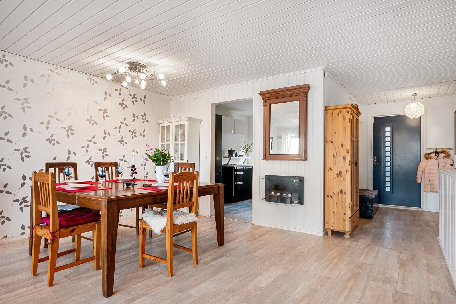 I sone utenfor kjøkkenet er det plass til en romslig spisestue med plass til mange. Galleribilde