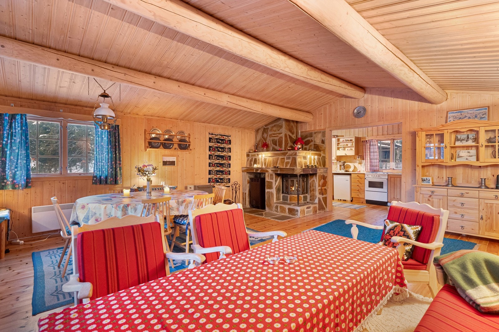 Stue mot spisestue. Galleribilde