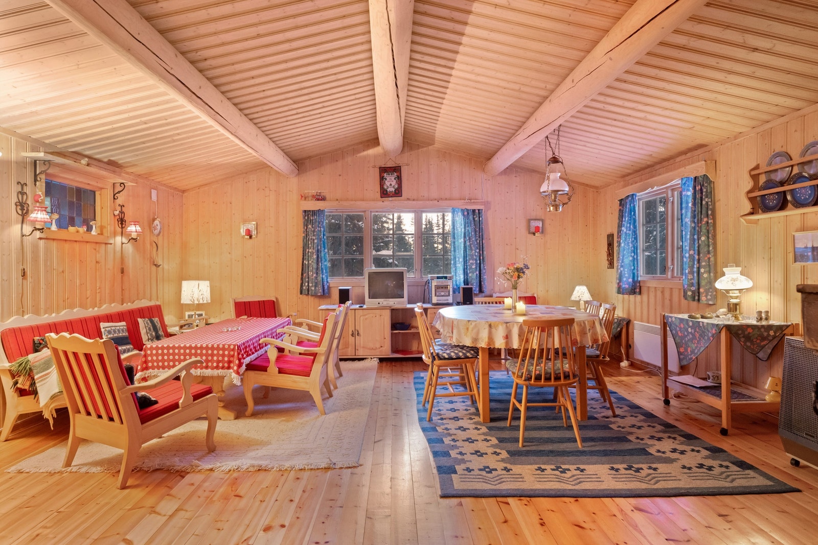 Stor takhøyde i stuen og spisestuen. Galleribilde
