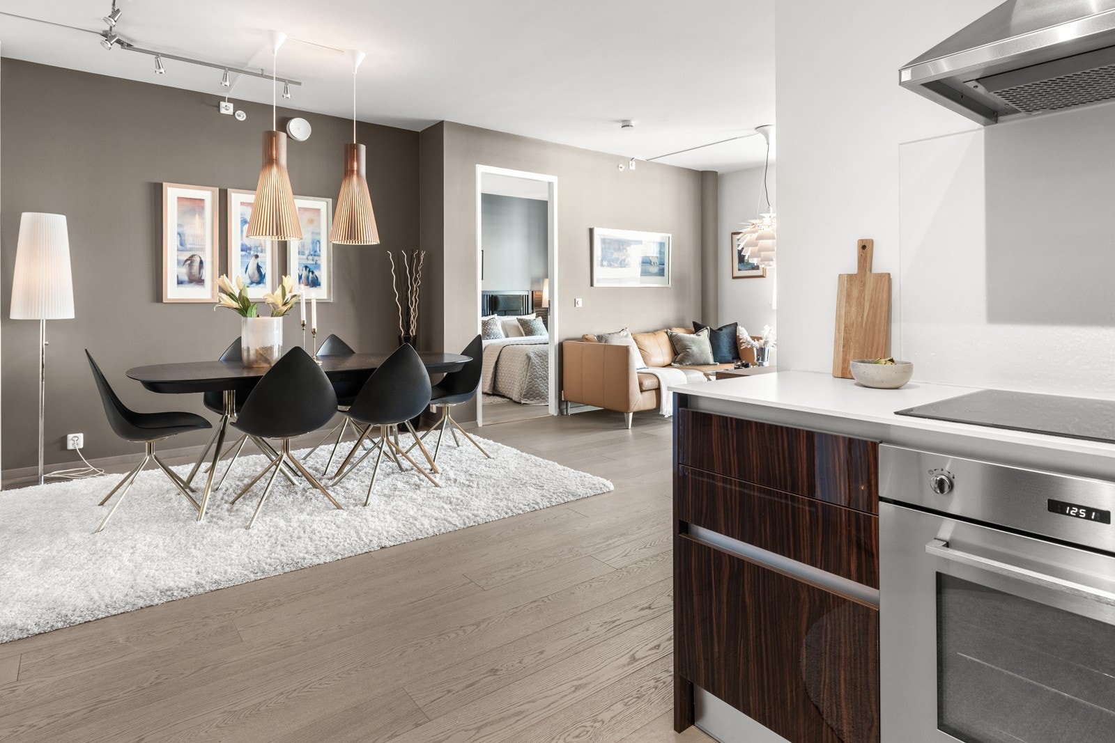 Det god plass til en romslig spisestue hvor både familie og venner kan samles til hyggelige lag. Galleribilde