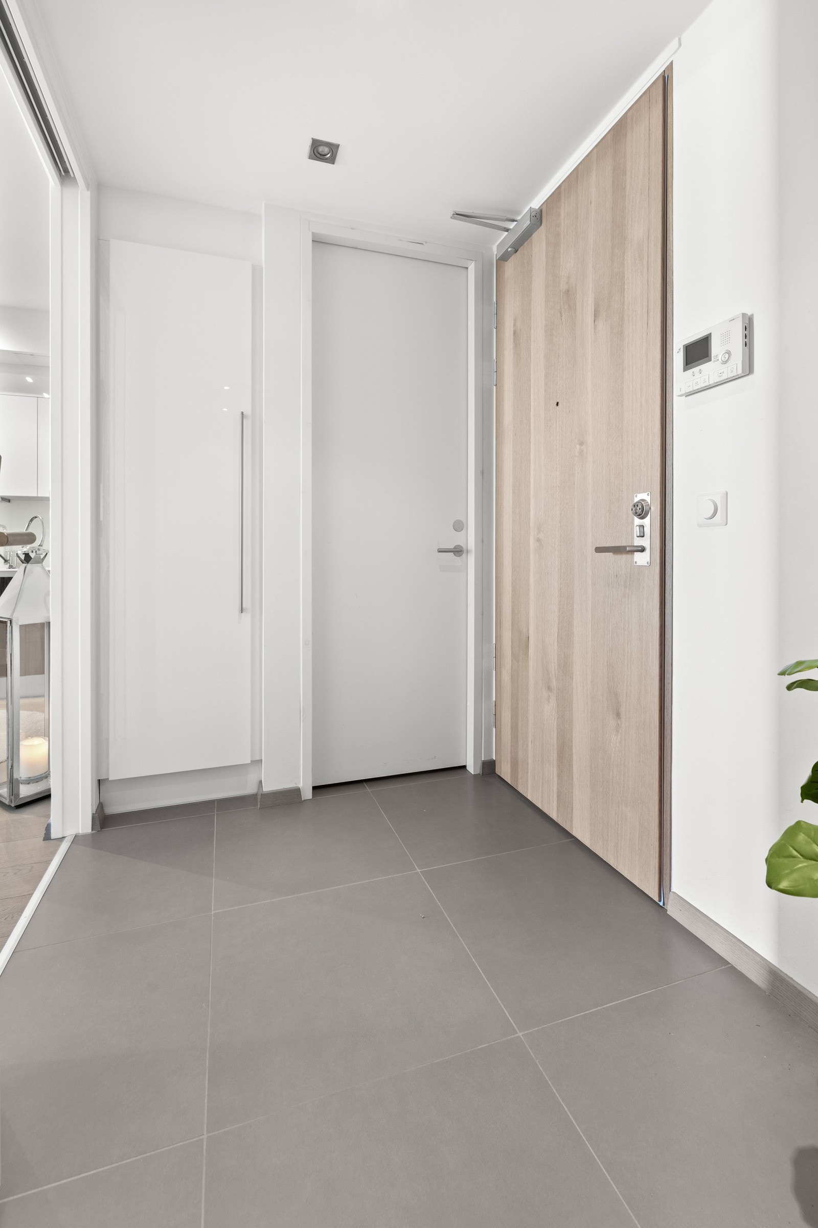 Yttertøyet finner sin plass i et praktisk skap som er innlemmet i veggen, og har du ytterligere garderobebehov kan eksempelvis den innvendige boden komme til nytte. Galleribilde