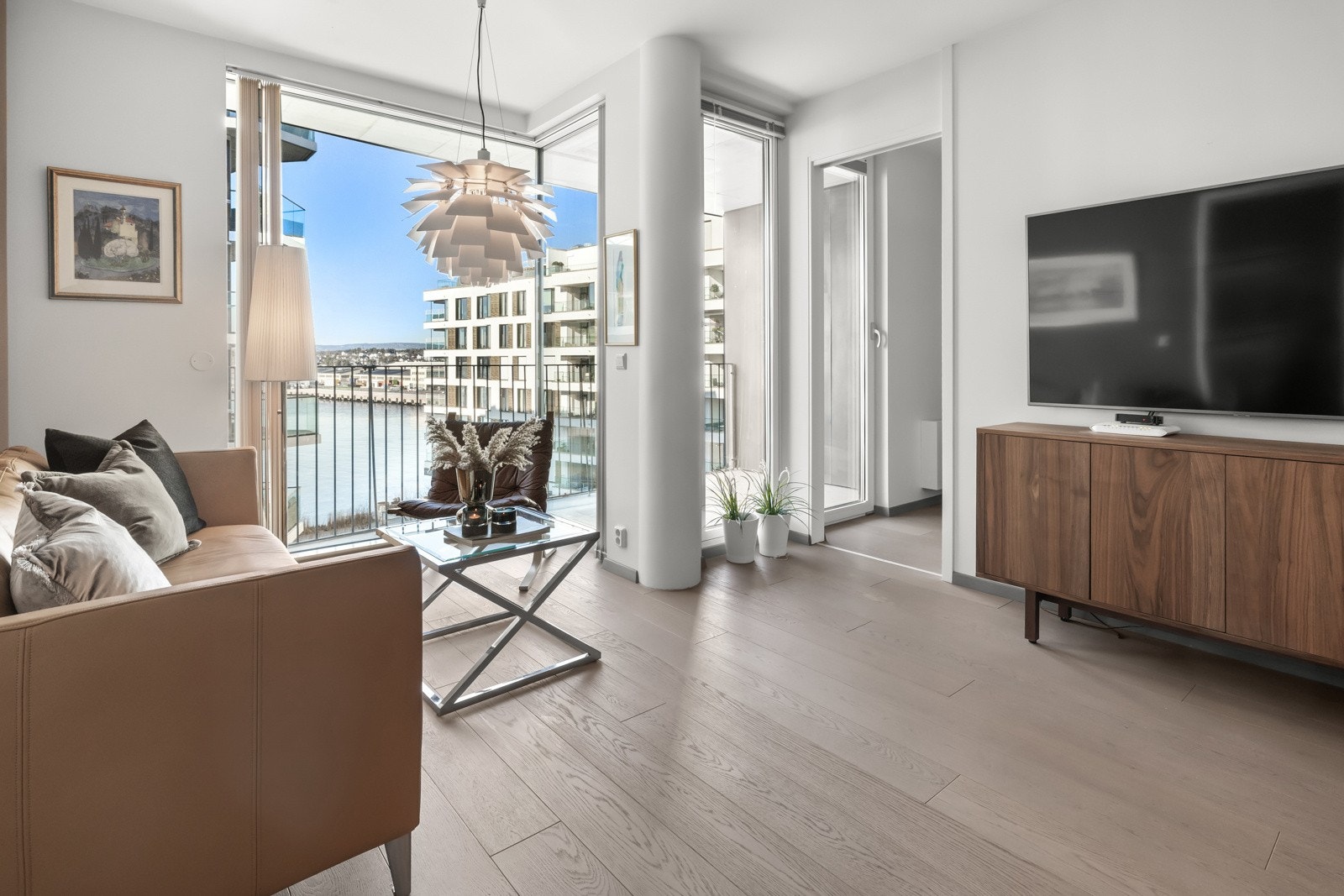 Det første du merker deg er den flotte fjordutsikten som nærmest virker som et kunstverk på veggen. Galleribilde