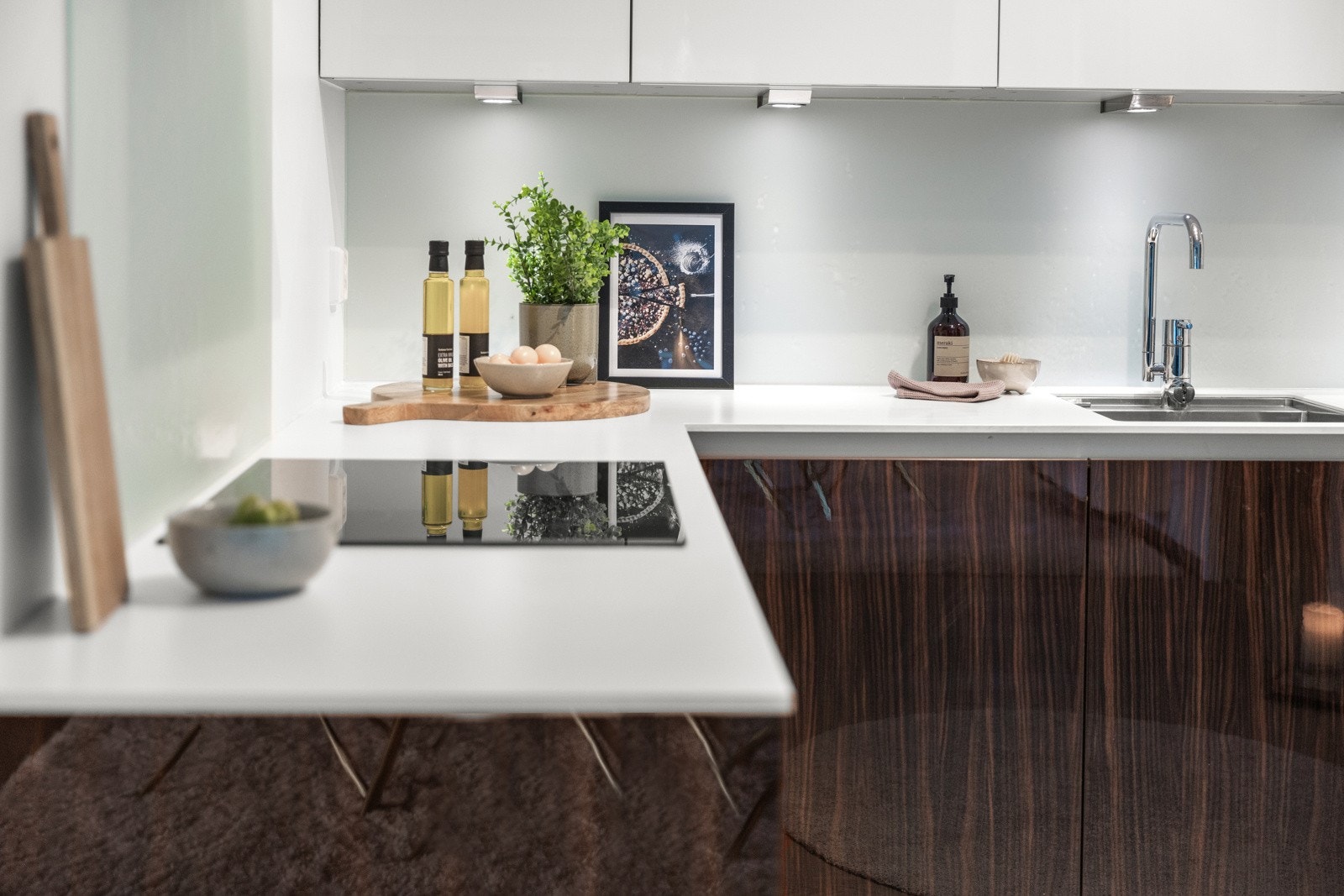 Integrerte hvitevarer fra bl.a. SMEG og består av komfyr, induksjonstopp, oppvaskmaskin, kjøl og fryseskap. Galleribilde