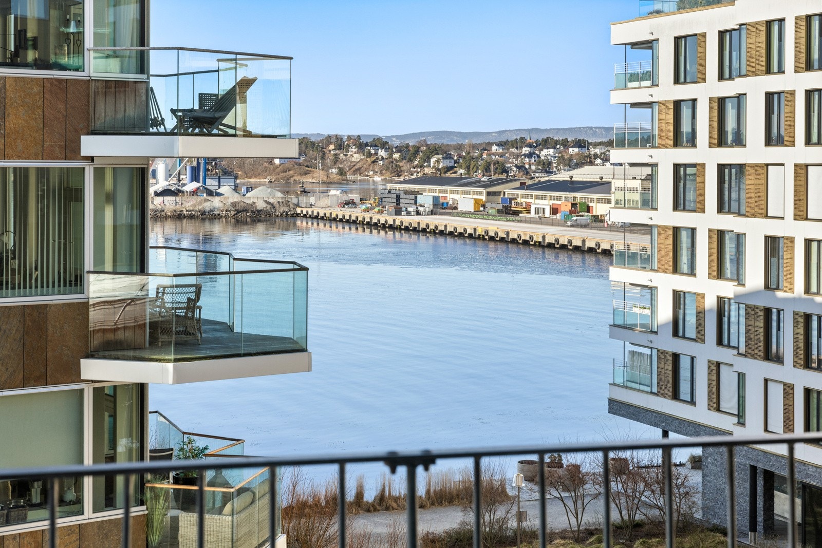 Caroline Ringså Ask har gleden av å presentere dere Tjuvholmen allé 21 - en moderne og lekker 3-roms med alle fasiliteter. SE VIDEO AV BOLIGEN! Galleribilde