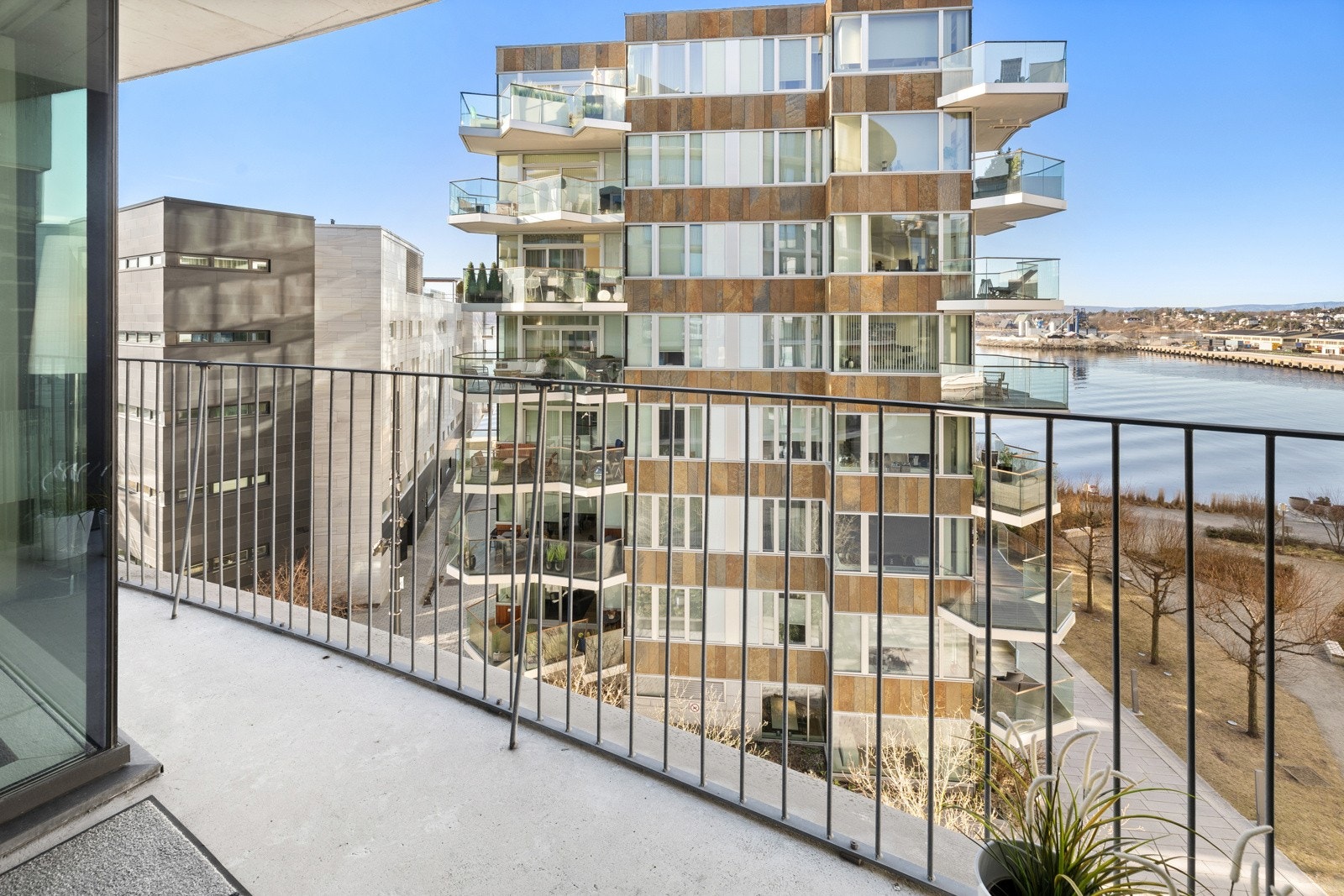 Balkongen er på 7 kvm og har god plass for sittegruppe og eksempelvis grill. Galleribilde