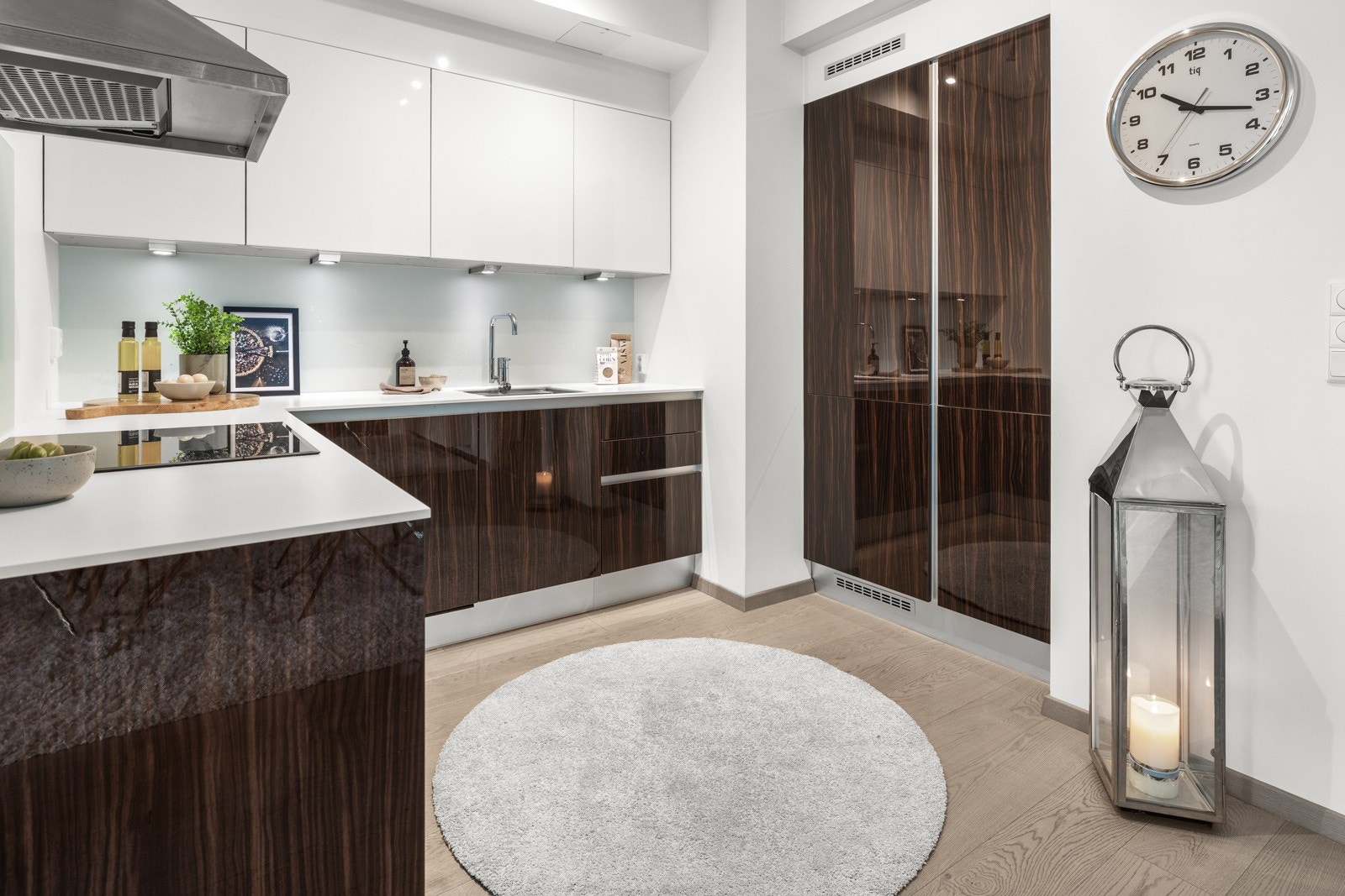 Kjøkkenet er fra 2012 og består av kjøkkeninnredning fra Crown Imperial med glatte fronter, laminat benkeplate, underlimt oppvaskkum, glassplater over kjøkkenbenk samt lys under overskap. Galleribilde