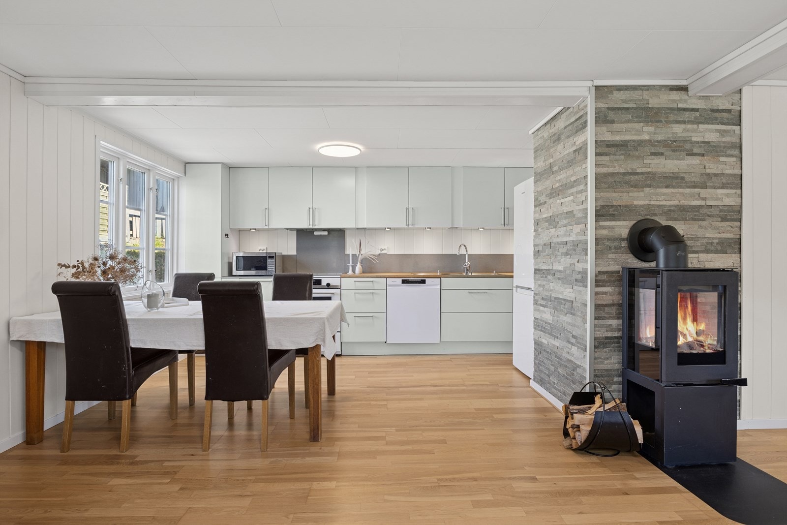 Tiltalende og velutstyrt kjøkken, fabrikkfremstilt innredning med underskaper, overskap og høyskap. Innredningen har slette lyse fronter. Komfyrvakt og automatisk lekkasjestopper er montert. Kjøkkenventilator med avkast ut. Galleribilde