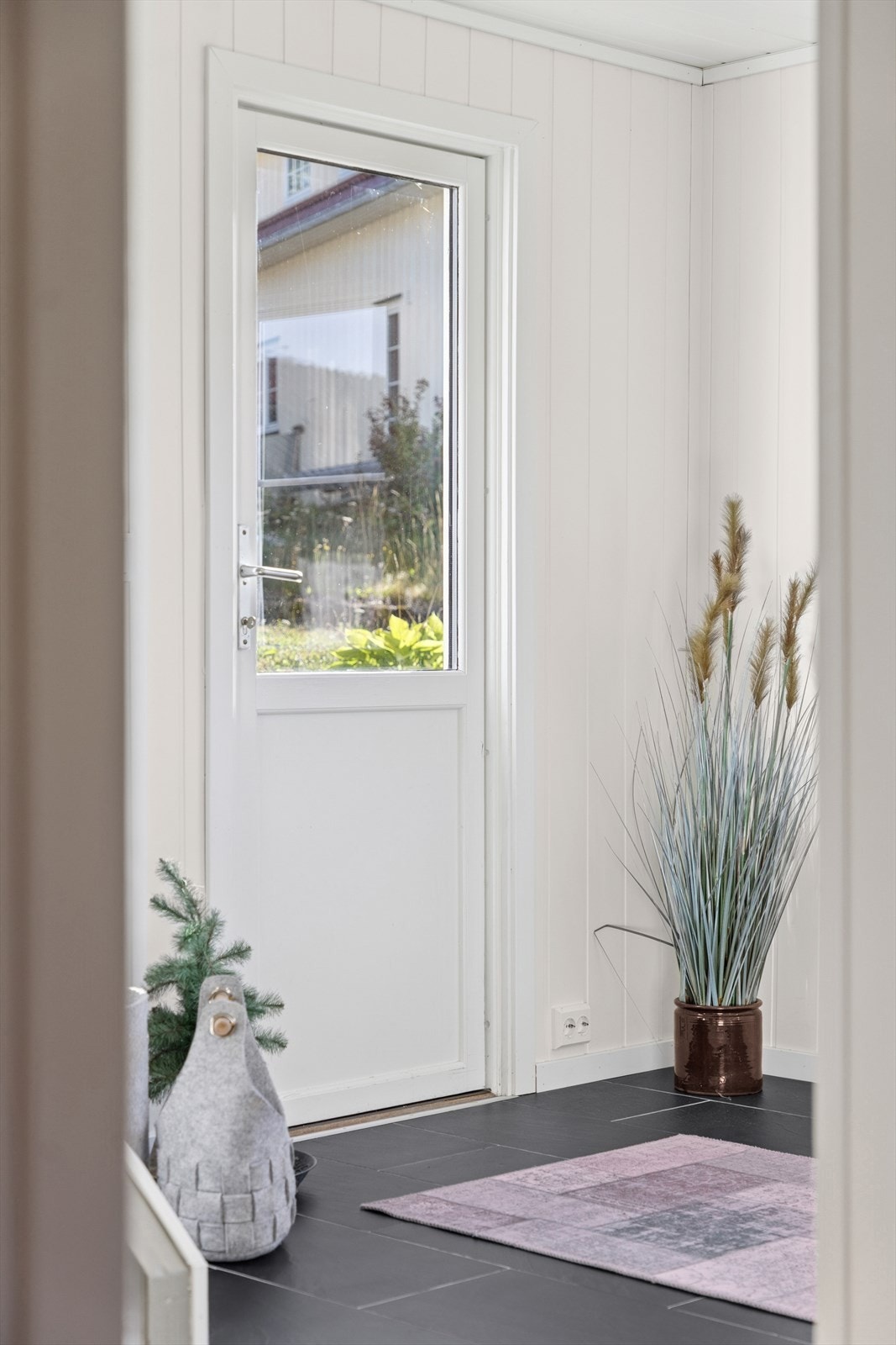 Entreen/gangen har 2 praktiske utganger. Galleribilde