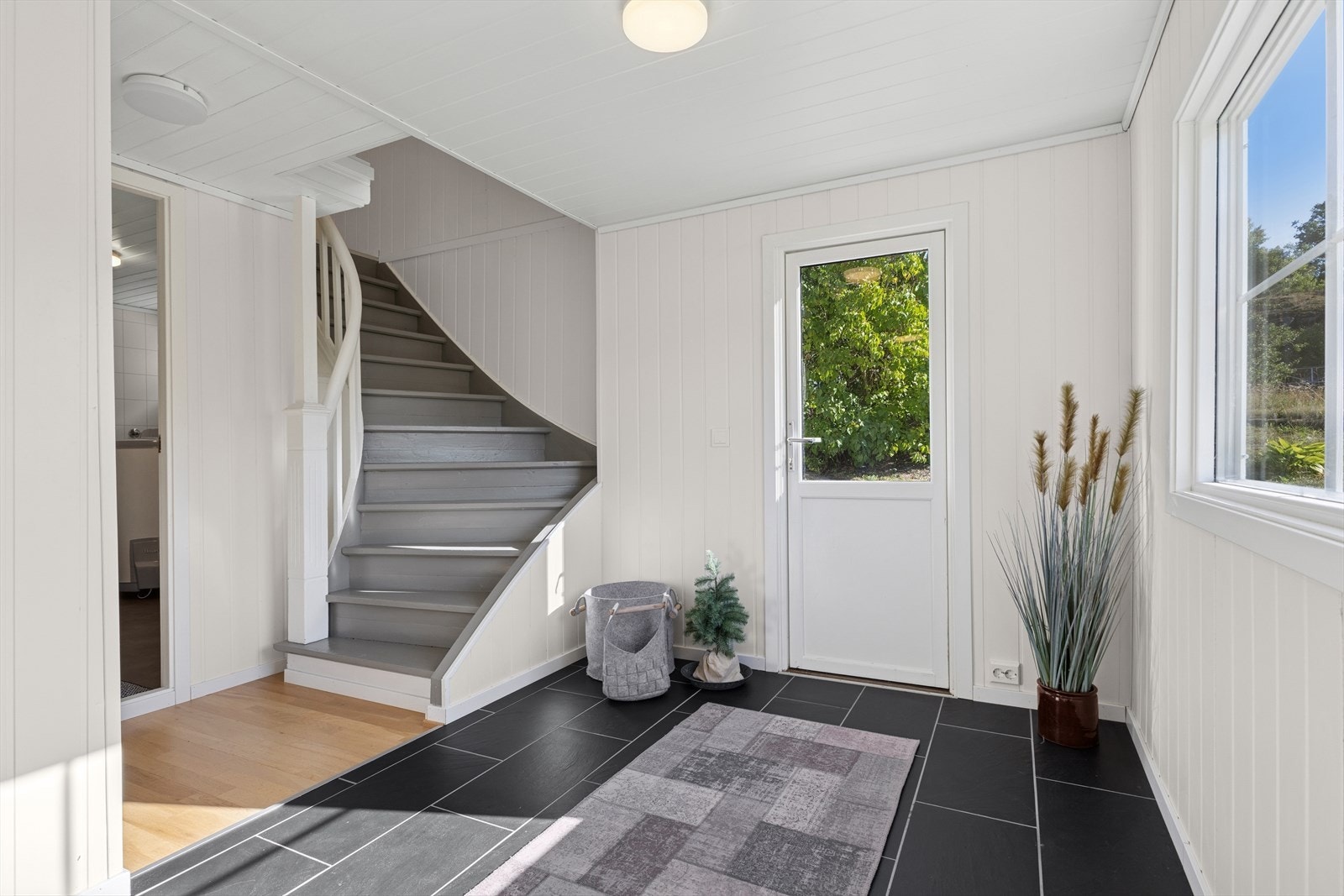 Trivelig og luftig entrè/gang som ønsker deg velkommen inn, god plass til å henge fra seg ytterklær. Galleribilde