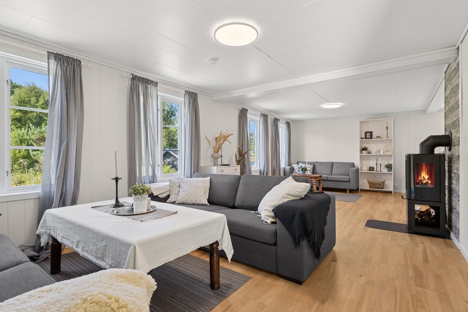 1. etasje har en lys og romslig stue med gode innredningsmuligheter til sofagruppe og tv-møblement. Galleribilde