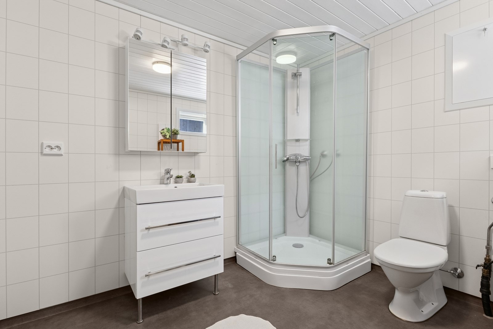 Nyetablert bad/vaskerom. Veggflatene er utført med våtromsplater og det er benyttet malt trepanel i tak / himling. Gulvbelegg med oppkant. Galleribilde