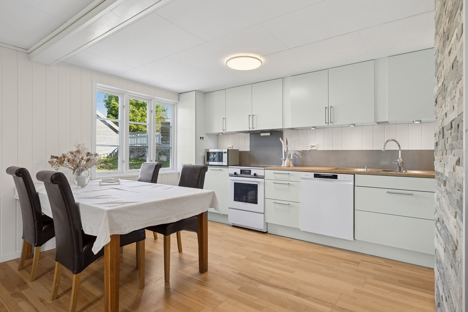 Godt utbygget med skap- og benkeplass. Kjøkkenet er innredet slik at matlagingen forenes med sosialt samvær. De generøse vinduene slipper inn mye naturlig lys. Galleribilde