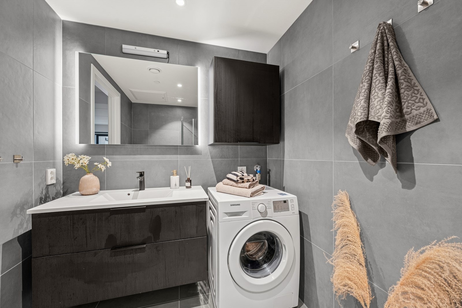 Flislagt bad med varme i gulv, opplegg for vaskemaskin, dusj og toalett. Galleribilde