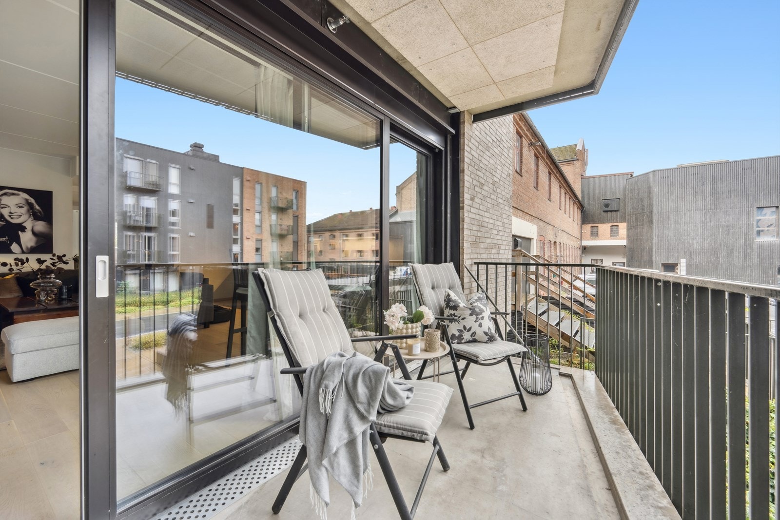 Fra stuen har man umiddelbar tilgang til en herlig vestvendt balkong. Galleribilde