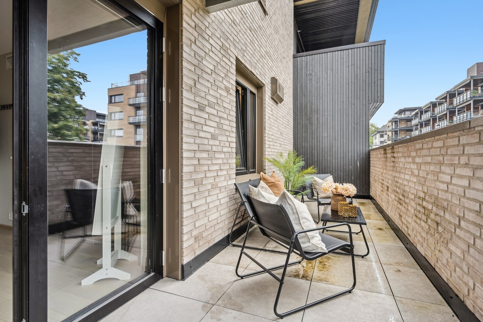 Terrassen er på bakkeplan og er skjermet for innsyn fra gata. Galleribilde