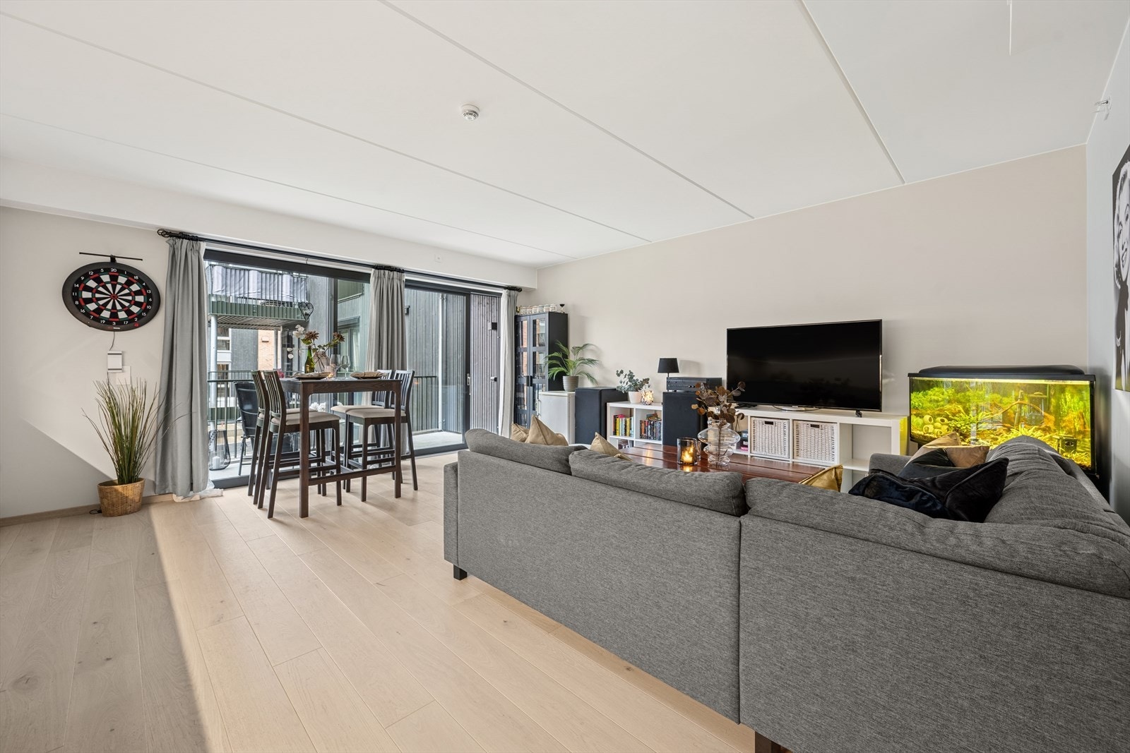 Store vindusflater i stuen bidrar til god, naturlig belysning. Galleribilde