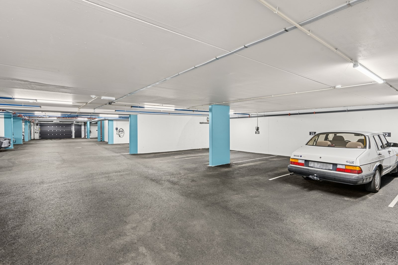 Det medfølger en parkeringsplass i felles garasjeanlegg hvor bare beboerne har tilgang. Galleribilde
