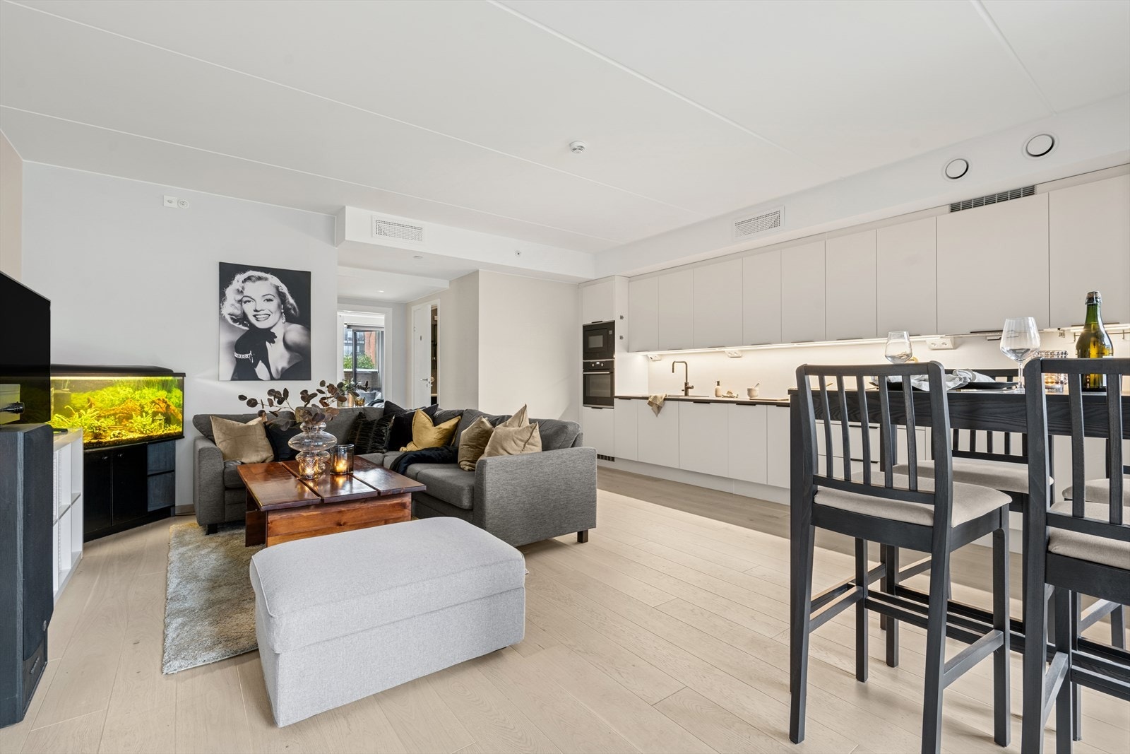 leiligheten er en lys og flott 3-roms leilighet med en åpen og sosial stue-kjøkkenløsning. Galleribilde