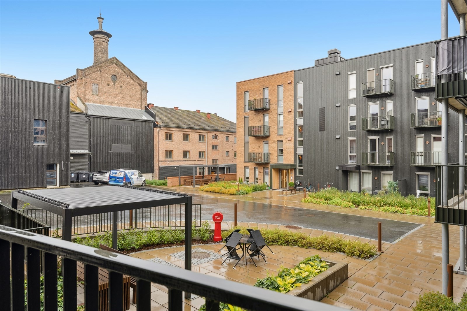 Vestvendt balkong med utsikt over fellesarealer- og får nydelig kveldssol! Galleribilde