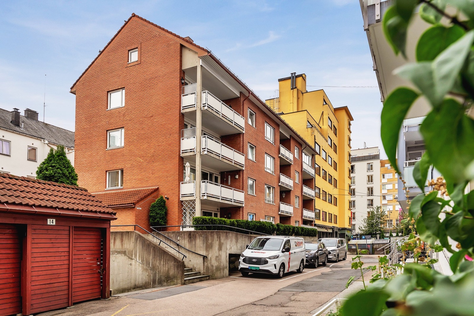 Fasade - Bygget ligger i sidegate mellom Bogstadveien og Ole Vigs gate. Galleribilde