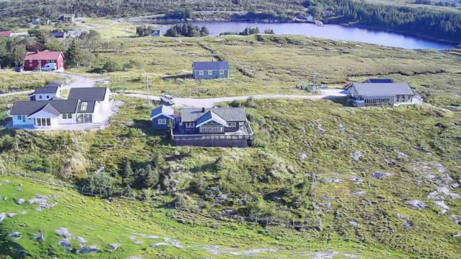 Her får du en innholdsrik eiendom som byr på hytte, uthus og en svært romslig terrasse. Galleribilde