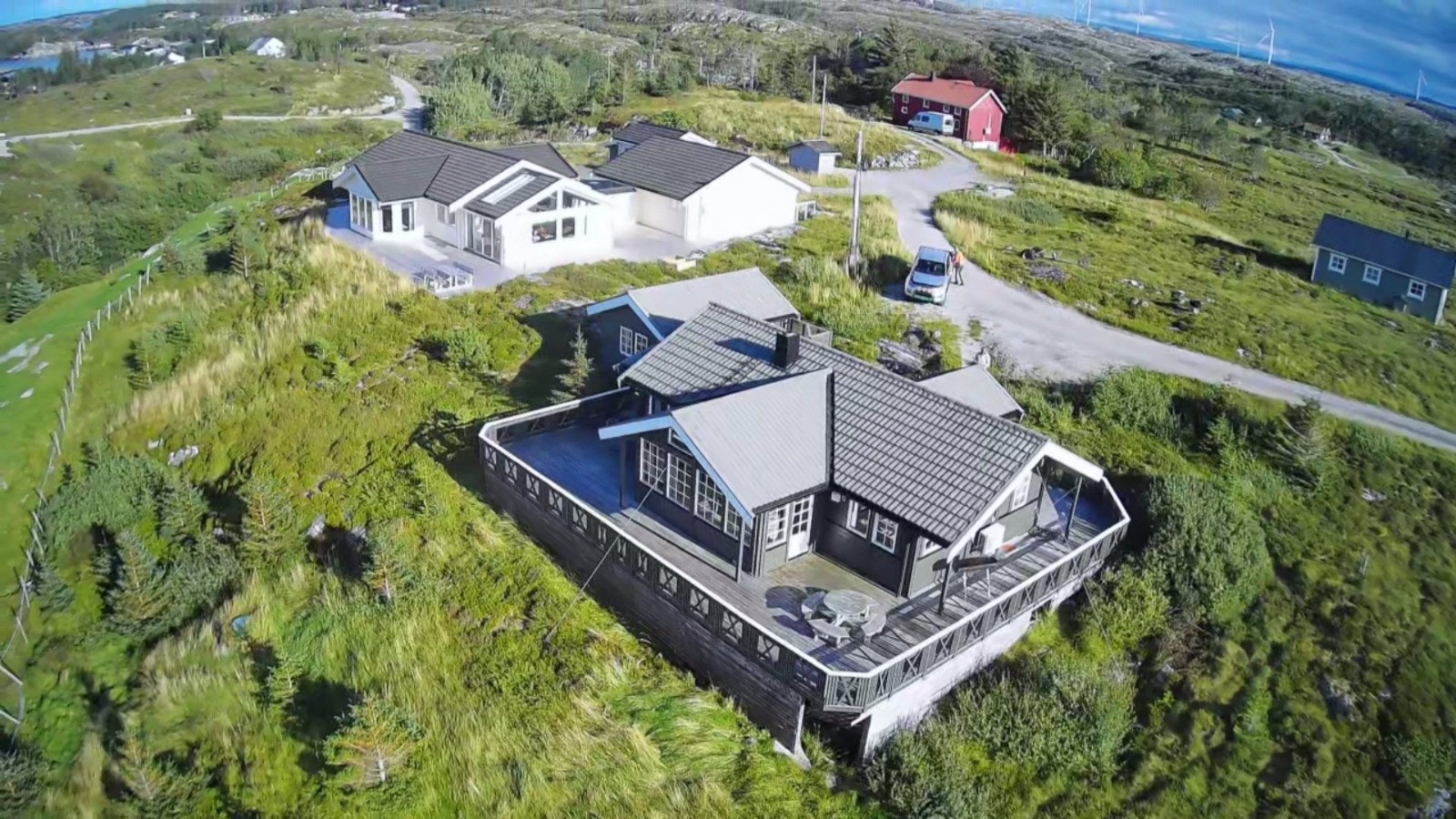 Tomten er på 811m². Det er god plass til parkering på egen tomt. Galleribilde