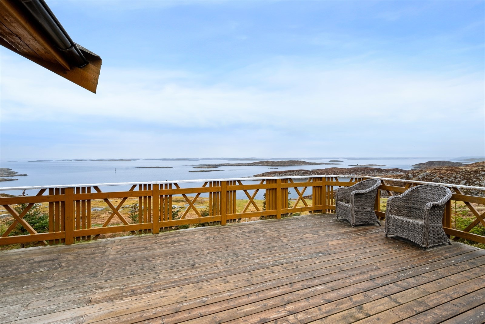 Eiendommen har en attraktiv og sjønær beliggenhet med fri utsikt mot havet og kort avstand til småbåthavn. Her har man badeplasser, turområder og utmerkede muligheter for fritidsfiske i umiddelbar nærhet. Galleribilde