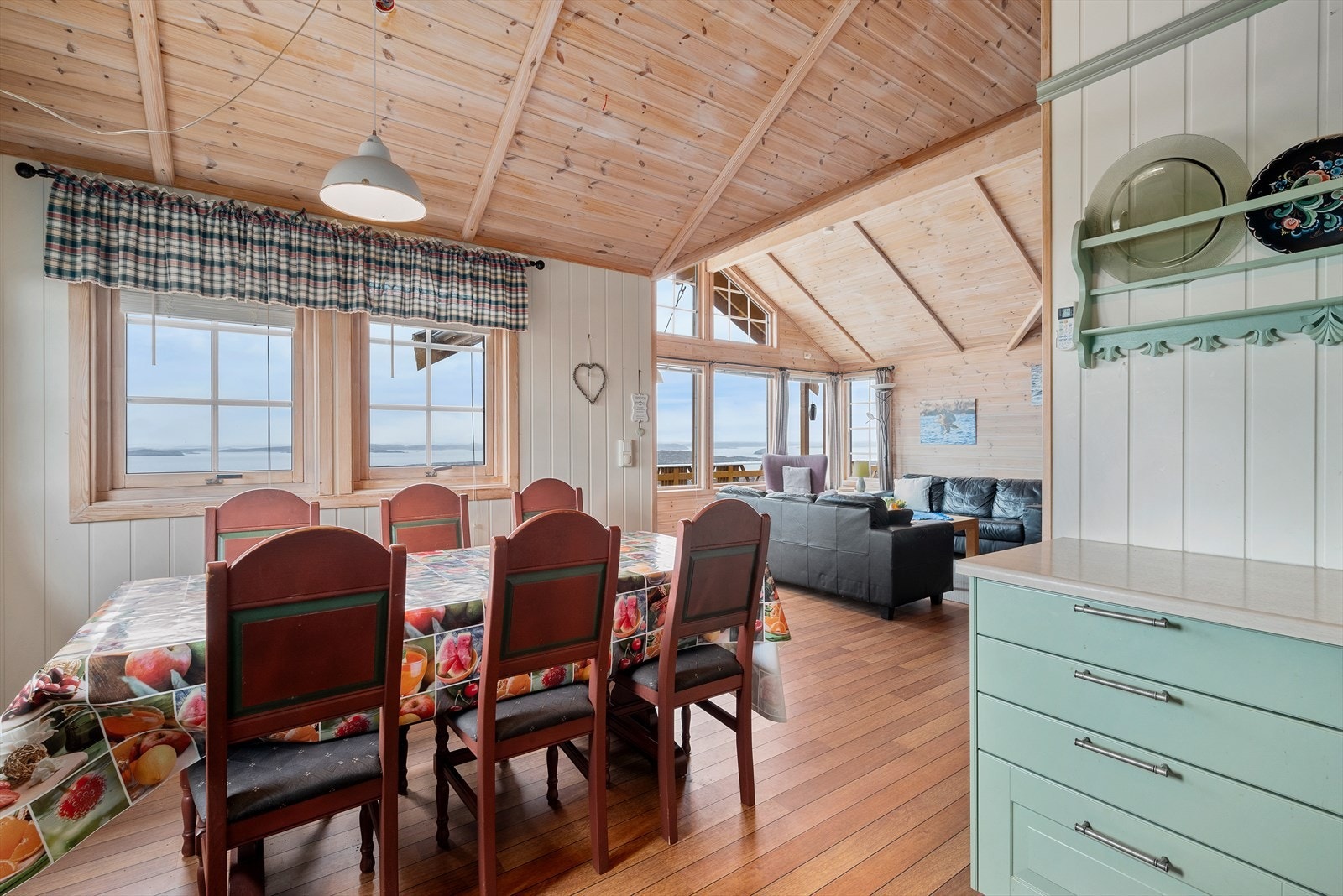 Spiseseksjonen lager et naturlig skille mellom stue og kjøkken. Galleribilde