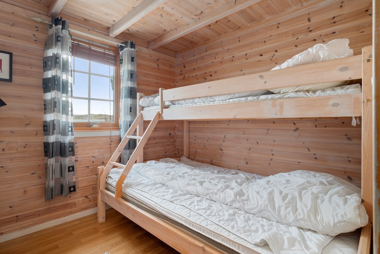 I uthuset er det i dag møblert som bod og soverom, men er kun godkjent som uthus. Galleribilde