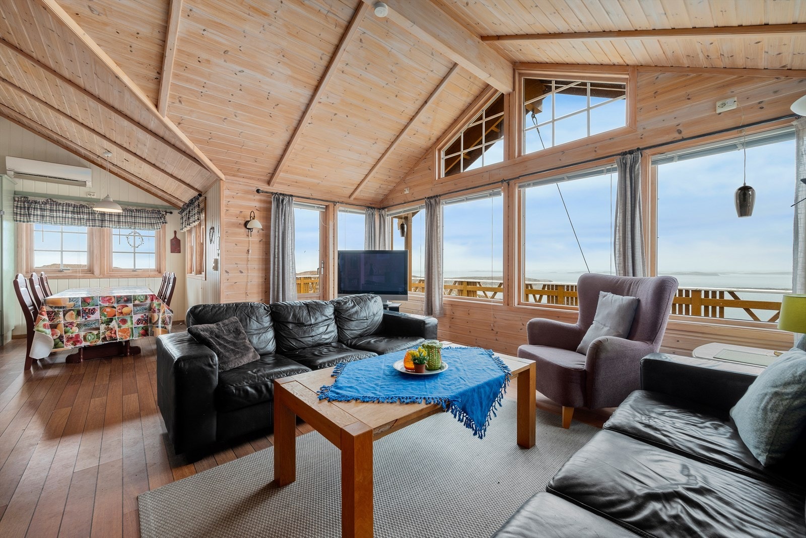 Den rause takhøyden og de store vindusflatene trekker inn utsikten og slipper inn rikelig med naturlig lysinnslipp. Galleribilde