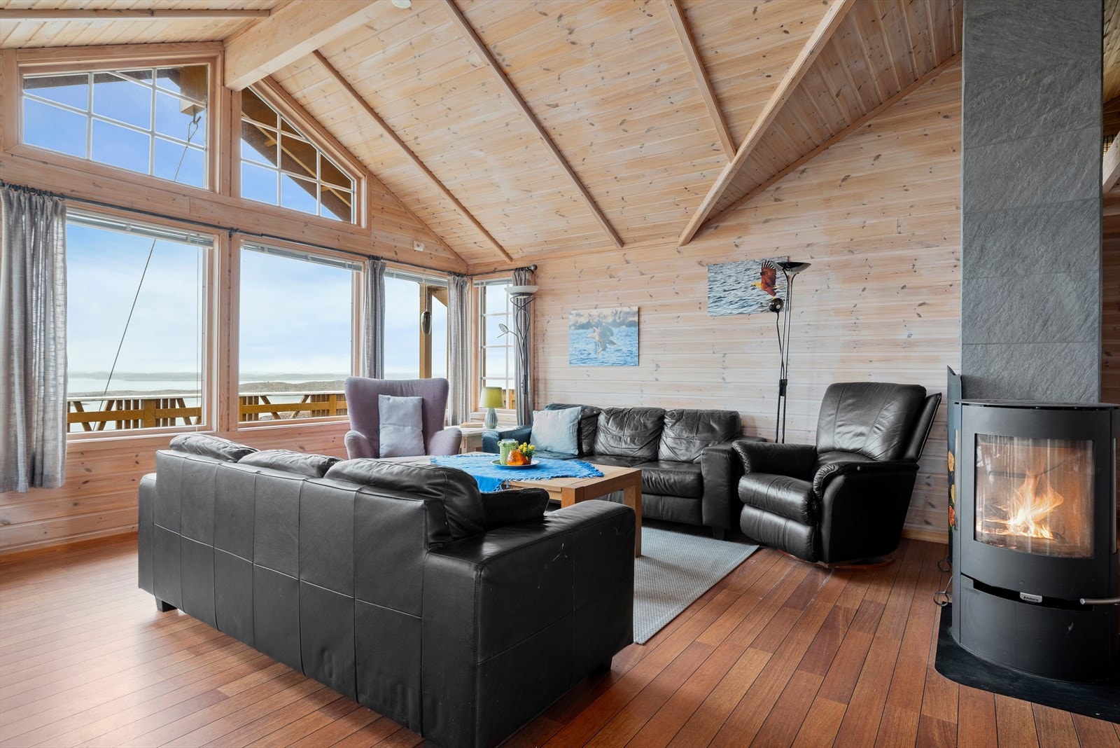 Det er etablert en stemningsfull vedovn midt i stua som både bidrar til reduserte energikostnader og hyggelig atmosfære. Det er også satt inn varmepumpe. Galleribilde