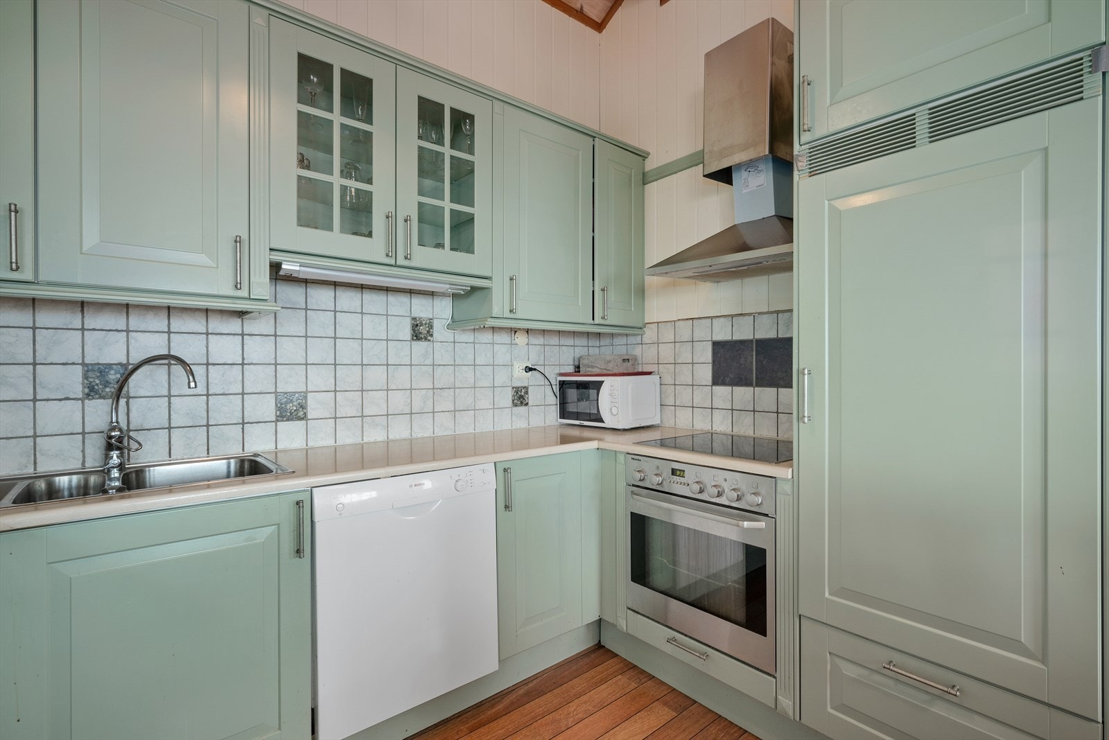 Koselig kjøkken med rikelig med skap- og benkeplass. Galleribilde