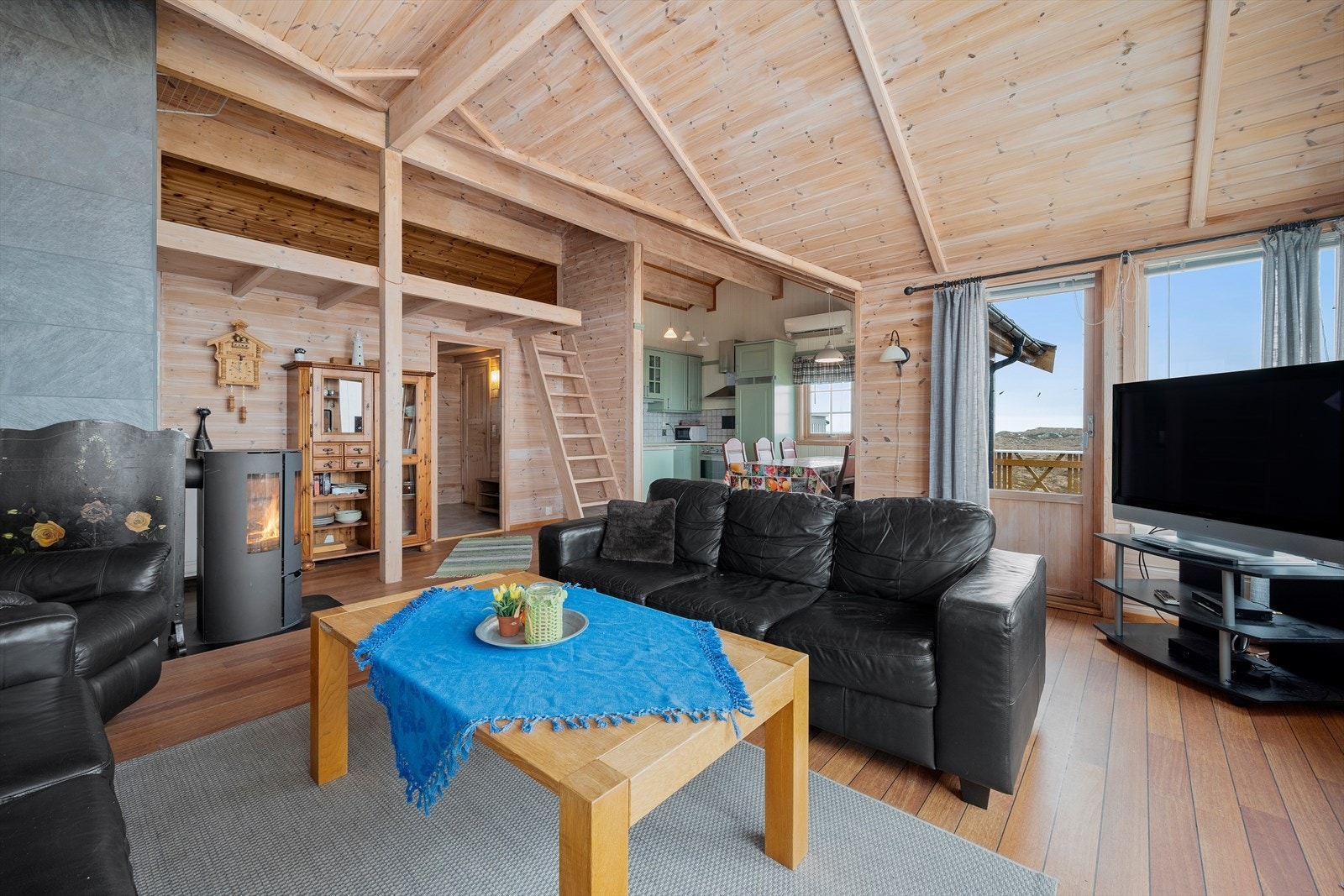 Det er etablert hems på stue med enkel adkomst med tilhørende stige. Galleribilde