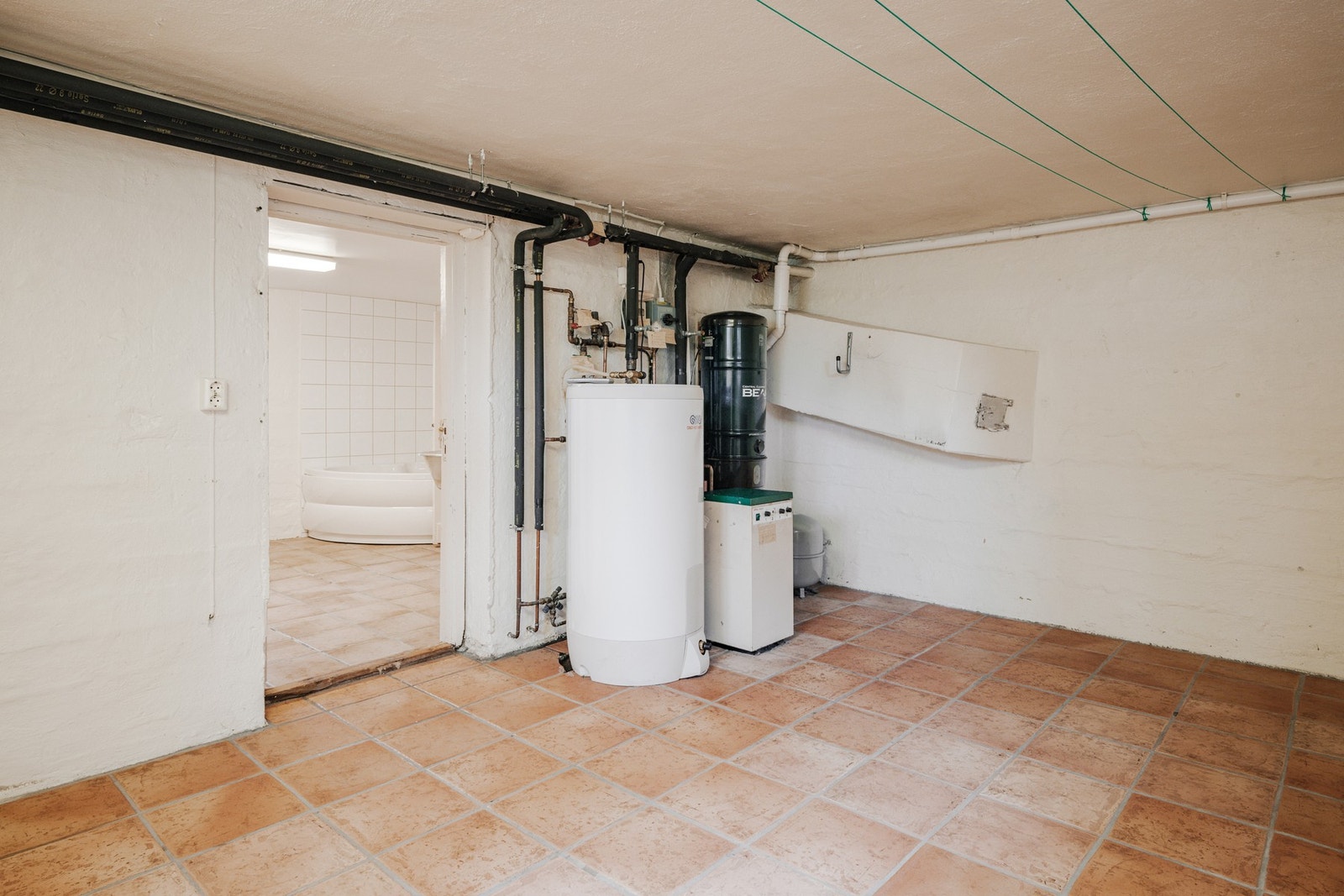 Vakserom med badekar innenfor. Galleribilde