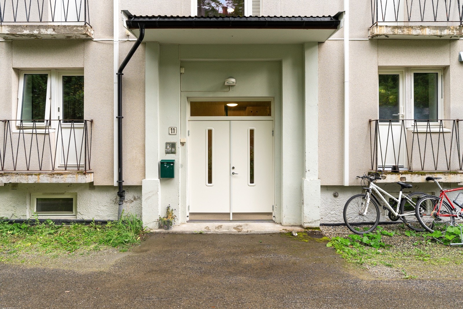 Flott, etterspurt og sentral beliggenhet ovenfor (og litt nord for) Tromsø sentrum. Valhall idrettsarena og barnehage som nærmeste nabo. Busstopp et steinkast unna! Galleribilde